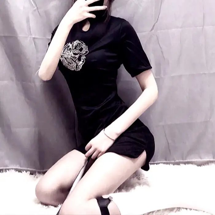 坐推土机的少女